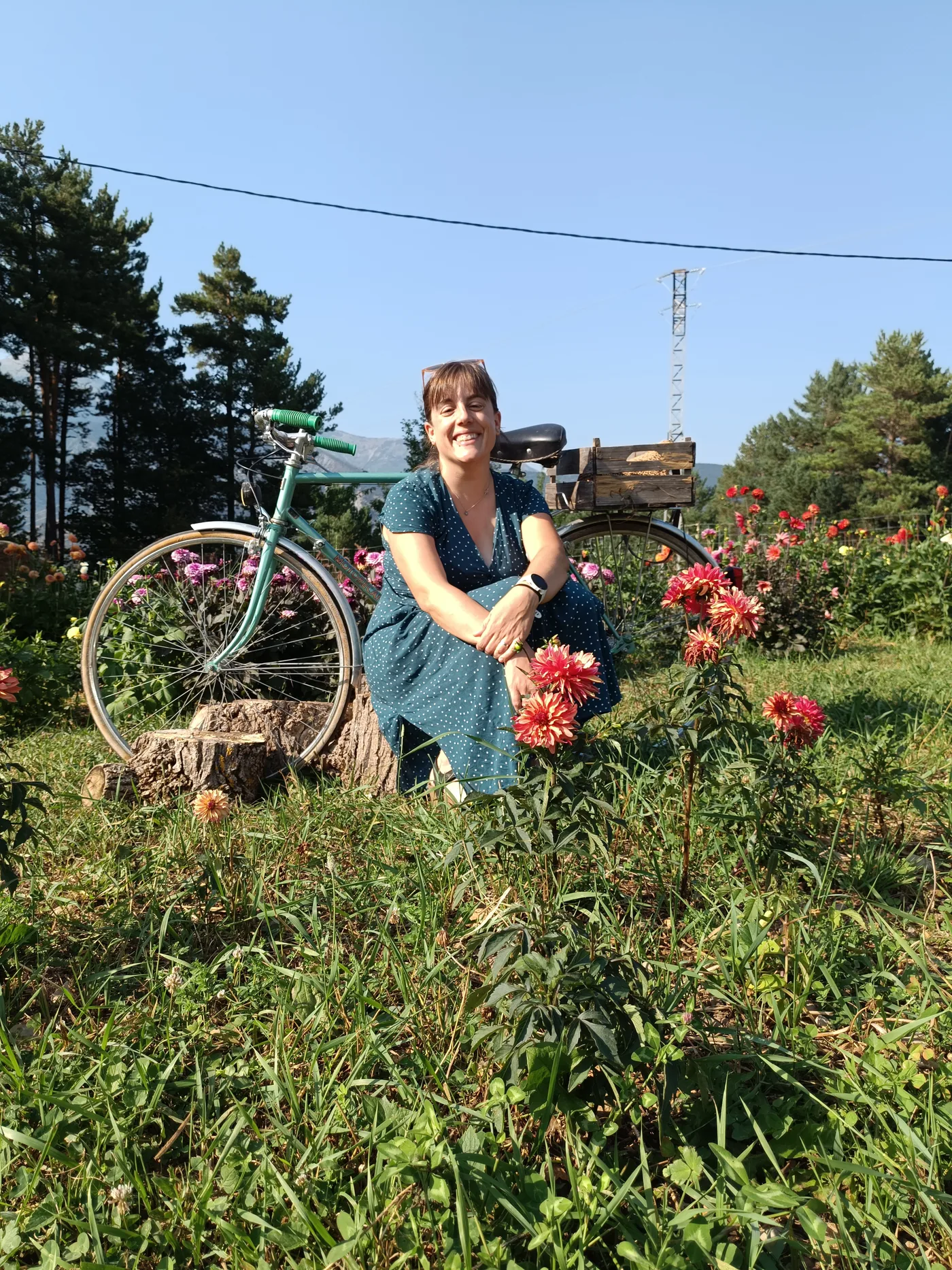 Elisenda Bolívar en un jardín lleno de flores